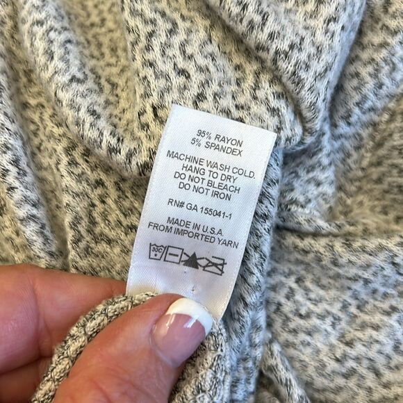 Erge gray white patterned bat wing top Size M EUC - Picture 7 of 8